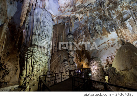 石灰石洞在越南被稱為“天堂洞穴” 24364383