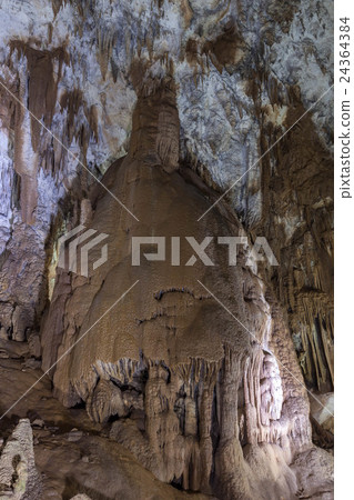 石灰石洞在越南被稱為“天堂洞穴” 石灰石洞在越南被稱為“天堂洞穴” 24364384