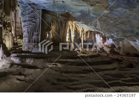 Limestone cave called "cave in heaven" in Vietnam 24365197