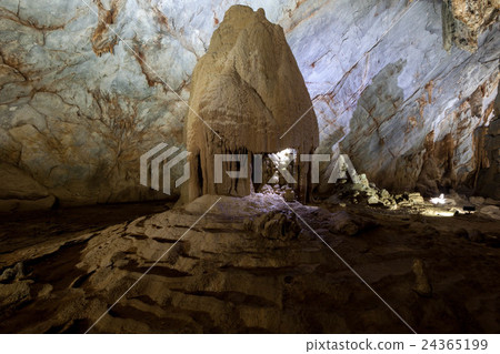 Limestone cave called "cave in heaven" in Vietnam 24365199