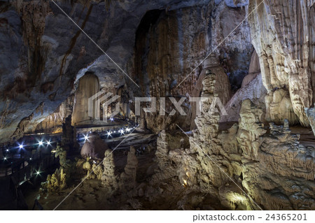石灰石洞在越南被稱為“天堂洞穴” 24365201