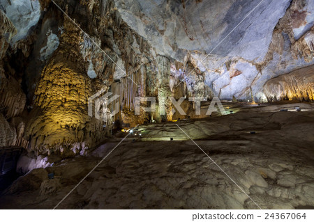 Limestone cave called "cave in heaven" in Vietnam 24367064