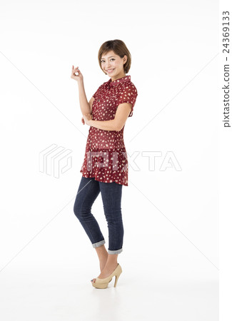 Women in their late twenties Women in their late twenties 24369133