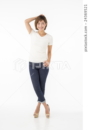 Women in their late twenties 24369521