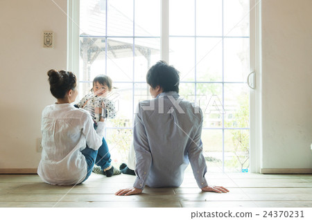 Family image stay home 24370231