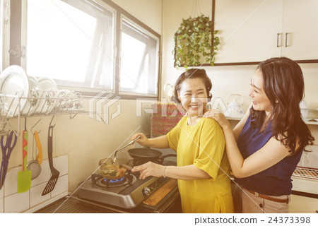 Daughter Mother Adorable Affection Casual Life Concept Daughter Mother Adorable Affection Casual Life Concept 24373398