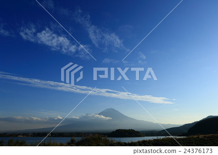 從河口湖的銀行看富士山 24376173