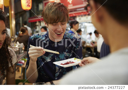 外國遊客享受日本料理 24377227