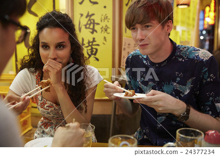 外國遊客享受日本料理 外國遊客享受日本料理 24377234