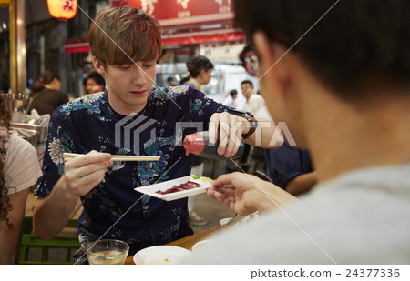 外國遊客享受日本料理 24377336