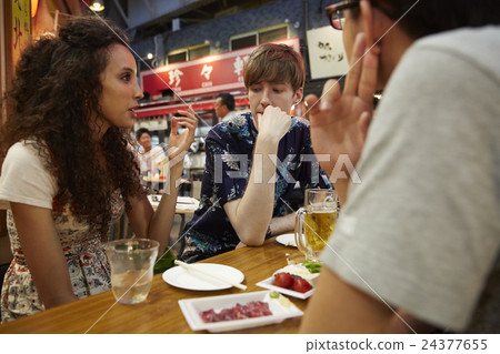 外國遊客享受日本料理 外國遊客享受日本料理 24377655