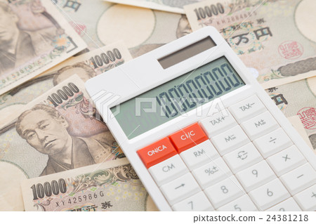 Calculator and 10,000 yen financial image Calculator and 10,000 yen financial image 24381218