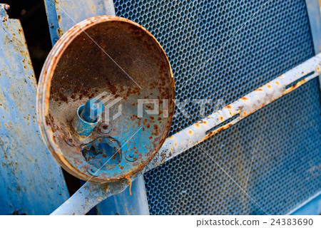 Broken head light of old rusty car 24383690