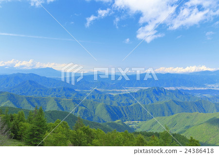 Blue sky and mountains (Nagano Prefecture Midogawa Plateau) 24386418