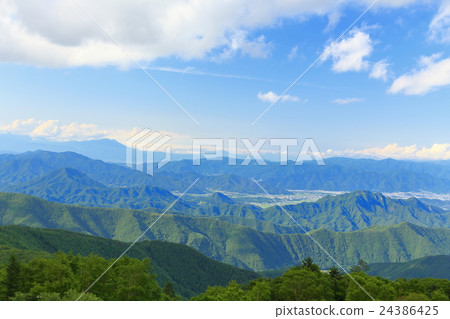 Blue sky and mountains (Nagano Prefecture Midogawa Plateau) 24386425