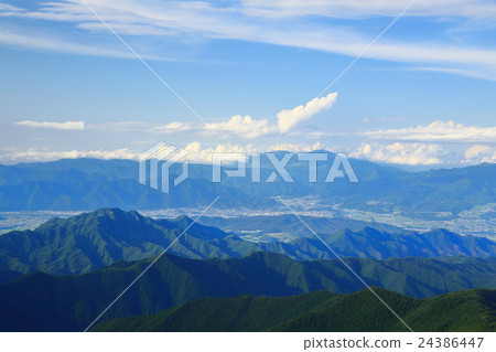 Blue sky and mountains (Nagano Prefecture Midogawa Plateau) 24386447