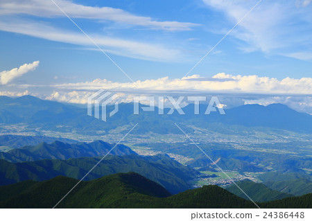 Blue sky and mountains (Nagano Prefecture Midogawa Plateau) 24386448
