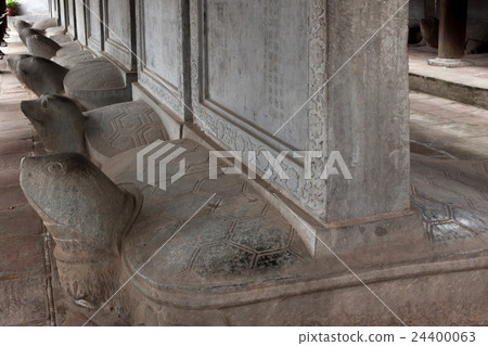一隻烏龜在河內(一個形狀像烏龜的石桌)上載著一座文廟的修道院的紀念碑 一隻烏龜在河內(一個形狀像烏龜的石桌)上載著一座文廟的修道院的紀念碑 24400063
