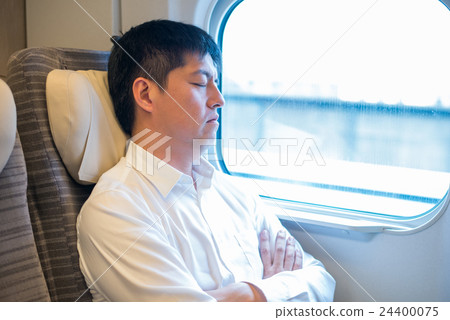 睡覺在高速火車的火車的一個人 睡覺在高速火車的火車的一個人 24400075