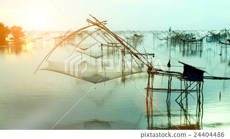 fishing method using a bamboo square dip net 24404486