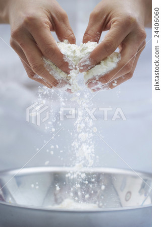揉麵粉的手 24406060