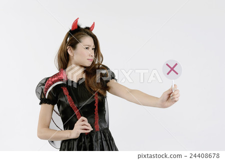 一個在萬聖節做巫婆角色扮演的年輕女子 24408678