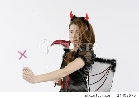 A young woman who did a witch's cosplay in Halloween 24408679