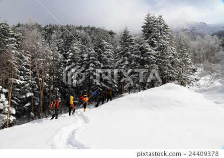 登山者在Yatsugatake附近的Akatake溫泉附近去冬天 登山者在Yatsugatake附近的Akatake溫泉附近去冬天 24409378