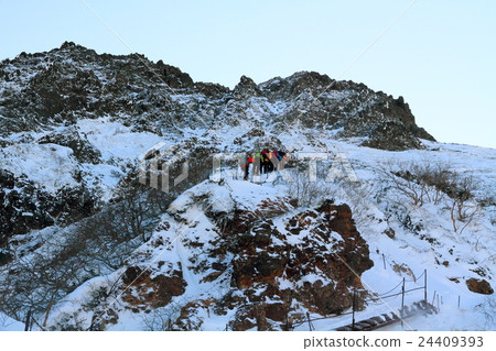 登山者在冬天前往Yatsugatake / Akatake 登山者在冬天前往Yatsugatake / Akatake 24409393