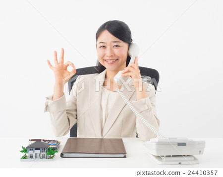 女商人給出 OK 的手勢 24410357
