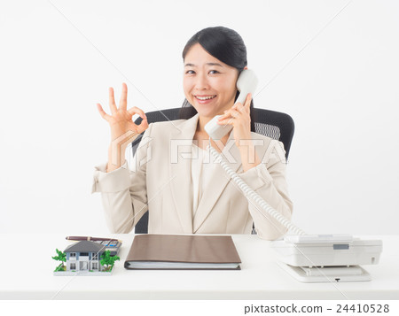 女商人給出 OK 的手勢 女商人給出 OK 的手勢 24410528