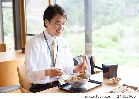 在蕎麥麵餐廳吃午飯的商人 在蕎麥麵餐廳吃午飯的商人 24410669