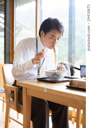 在蕎麥麵餐廳吃午飯的商人 24410671