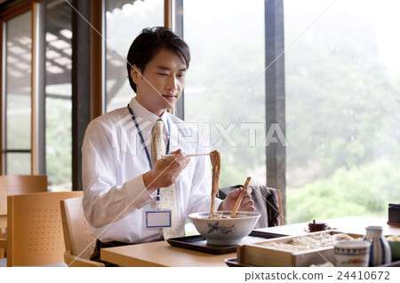 在蕎麥麵餐廳吃午飯的商人 24410672