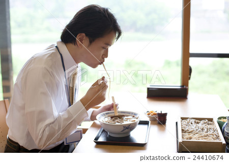 在蕎麥麵餐廳吃午飯的商人 在蕎麥麵餐廳吃午飯的商人 24410674