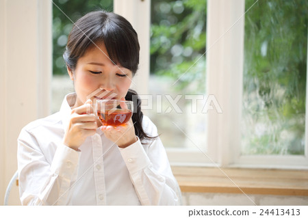 一個女人喝茶 一個女人喝茶 24413413