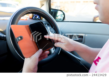 在車裡操作智能手機 在車裡操作智能手機 24413429