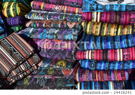 危地馬拉，舊金山在El Alto村的周日城市出售的傳統服飾面料 24416241