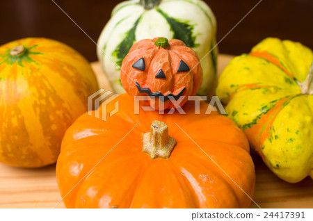 在木板前面的萬聖夜南瓜 24417391