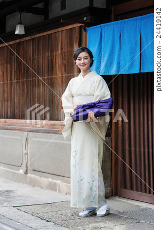 Gifts in Japanese clothes 24419142