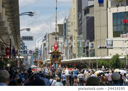 A crowd watching Yamahori cruise of the Kyoto Gion Festival, Shijyo Kawaramacho 24419195