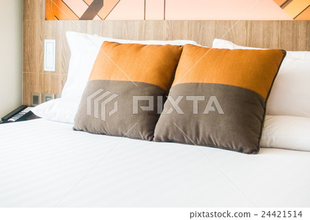 Pillow on bed Pillow on bed 24421514