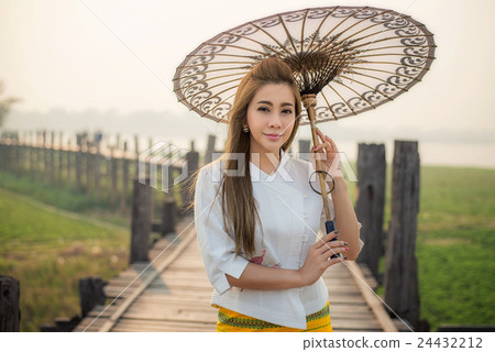 The beautiful woman in Myanmar traditional costume The beautiful woman in Myanmar traditional costume 24432212