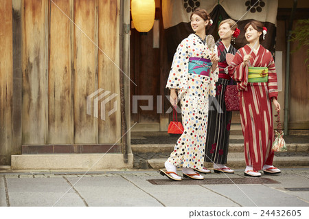 外國婦女在古都和日本婦女旅行 外國婦女在古都和日本婦女旅行 24432605