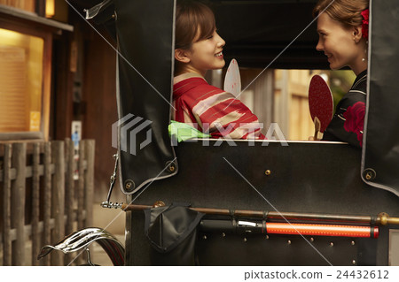 Foreign women riding a rickshaw and Japanese women 24432612