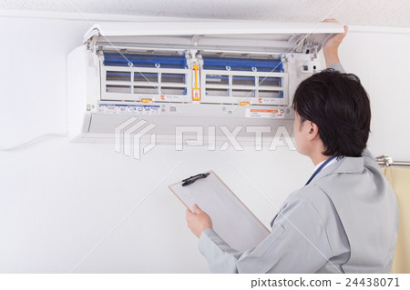檢查空調的工人 檢查空調的工人 24438071