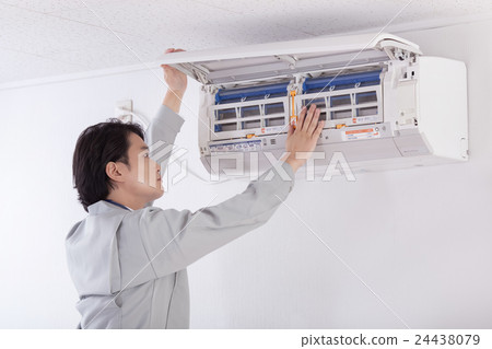 檢查空調的工人 檢查空調的工人 24438079