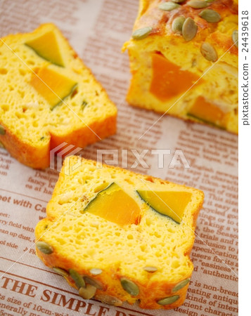 Pumpkin's cake smash alphabet back (vertical position high angle) 24439618