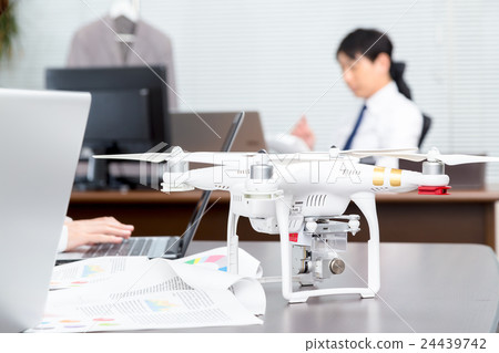 總統無人機介紹公司無人機無線電控制飛機四輪直升機 24439742