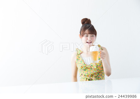 婦女飲用的啤酒·白色牆壁 婦女飲用的啤酒·白色牆壁 24439986
